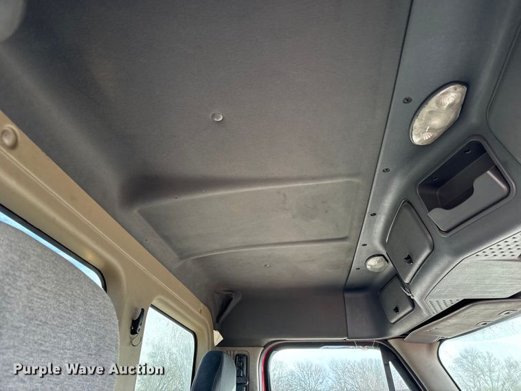 image for item NU9469 2011 Freightliner Cascadia 125 semi truck