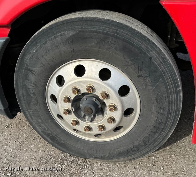 image for item NU9469 2011 Freightliner Cascadia 125 semi truck