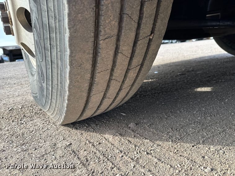 image for item NU9469 2011 Freightliner Cascadia 125 semi truck