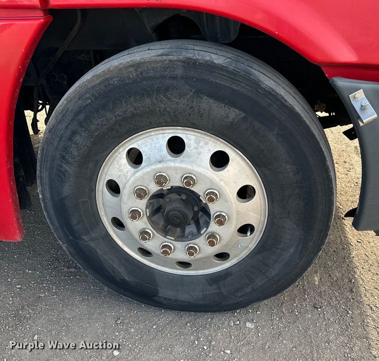 image for item NU9469 2011 Freightliner Cascadia 125 semi truck