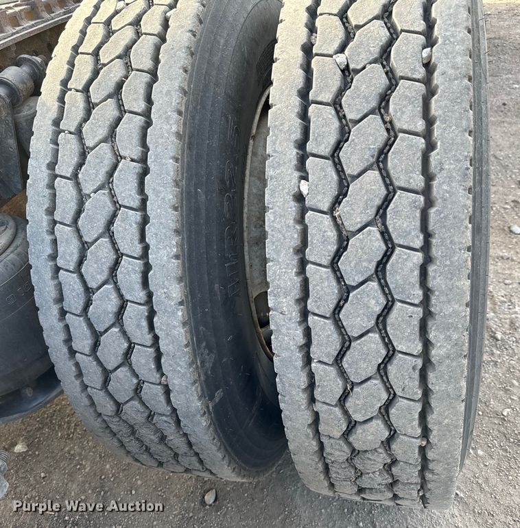 image for item NU9469 2011 Freightliner Cascadia 125 semi truck