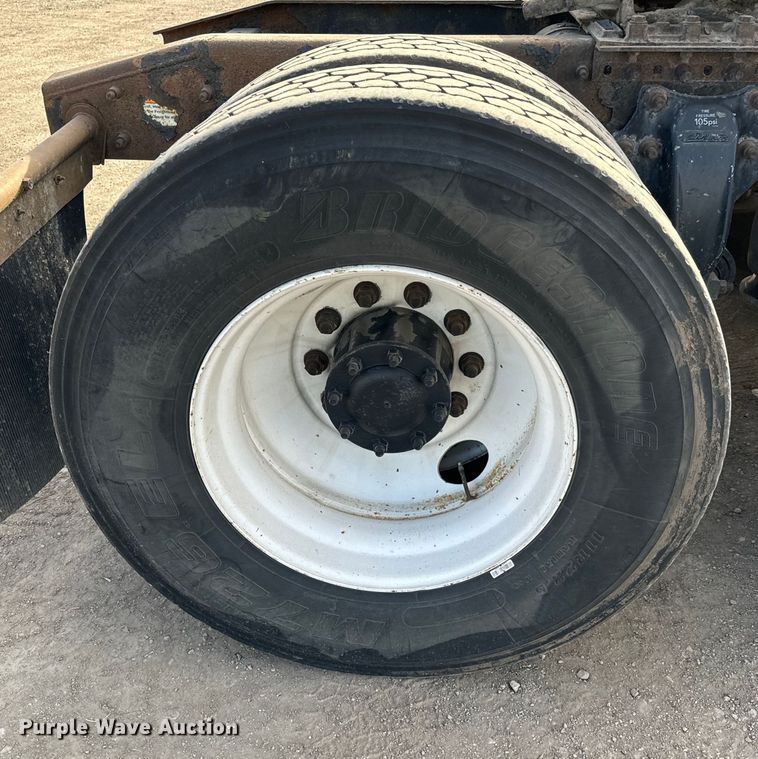 image for item NU9469 2011 Freightliner Cascadia 125 semi truck