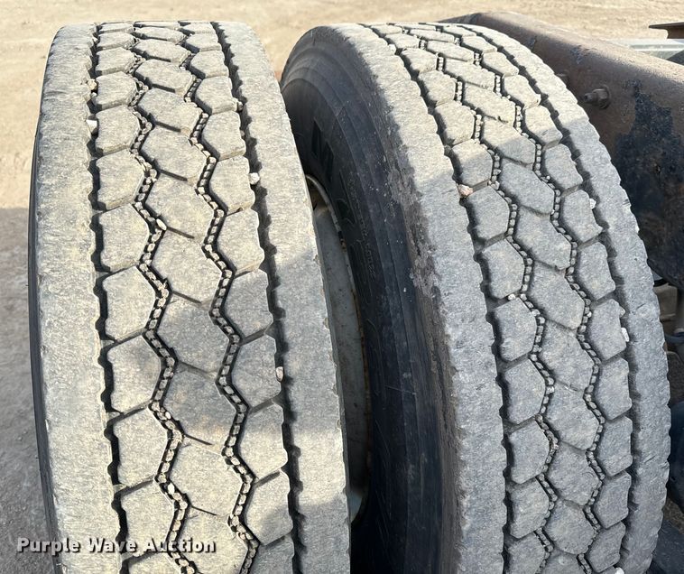 image for item NU9469 2011 Freightliner Cascadia 125 semi truck