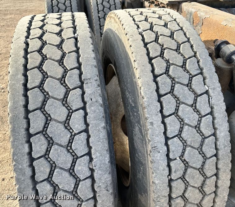 image for item NU9469 2011 Freightliner Cascadia 125 semi truck