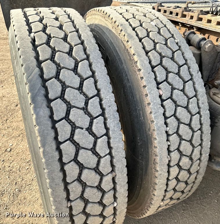 image for item NU9469 2011 Freightliner Cascadia 125 semi truck