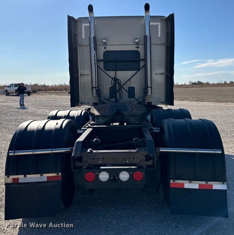 image for item OA9744 2016 Kenworth T680 semi truck