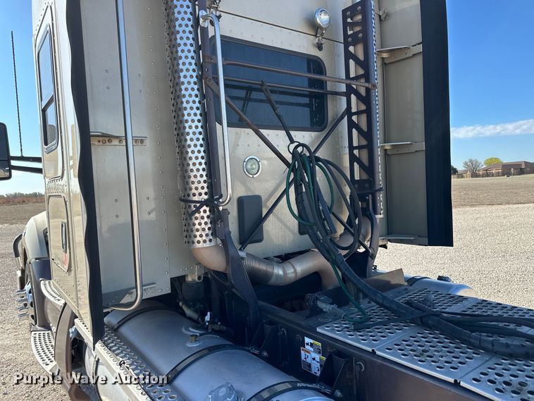 image for item OA9744 2016 Kenworth T680 semi truck