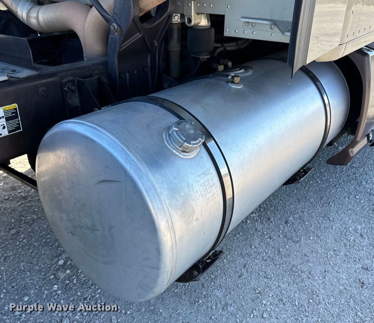 image for item OA9744 2016 Kenworth T680 semi truck