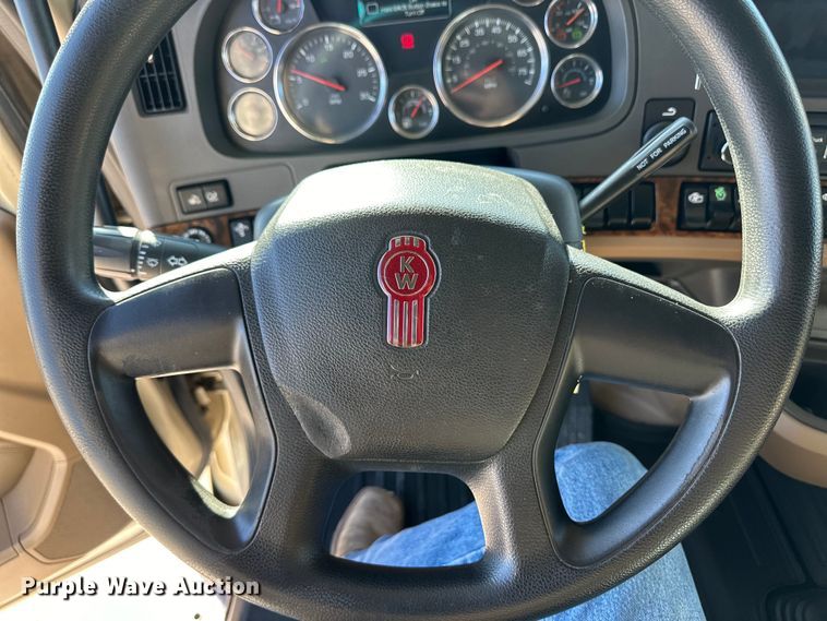 image for item OA9744 2016 Kenworth T680 semi truck