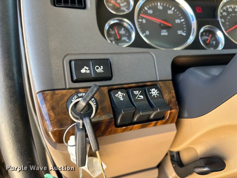 image for item OA9744 2016 Kenworth T680 semi truck