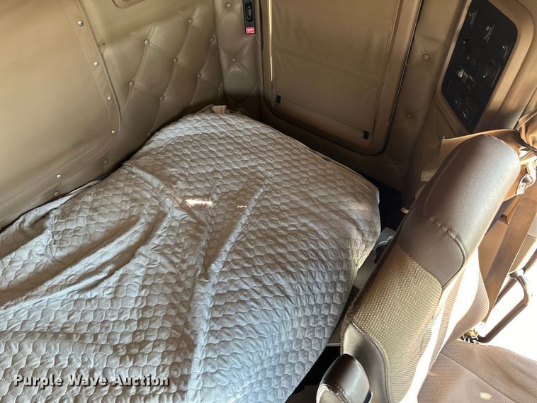 image for item OA9744 2016 Kenworth T680 semi truck