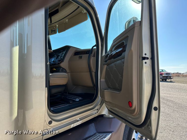 image for item OA9744 2016 Kenworth T680 semi truck