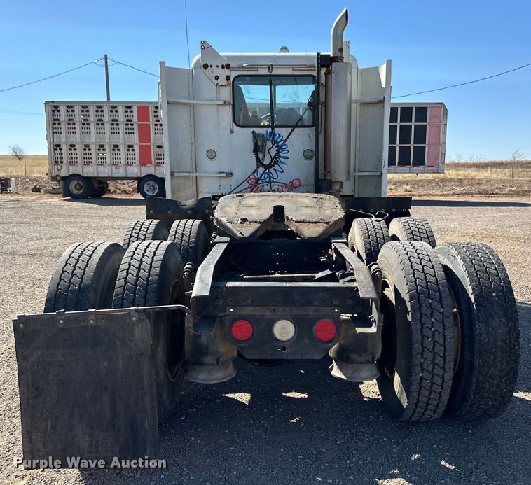 image for item OA9746 2001 Freightliner FLD semi truck