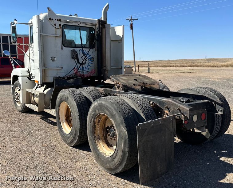 image for item OA9746 2001 Freightliner FLD semi truck
