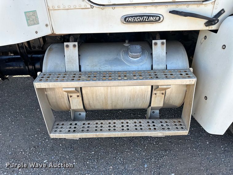 image for item OA9746 2001 Freightliner FLD semi truck