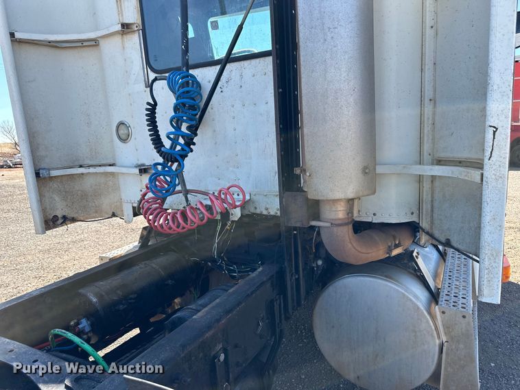 image for item OA9746 2001 Freightliner FLD semi truck