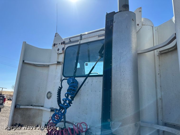 image for item OA9746 2001 Freightliner FLD semi truck