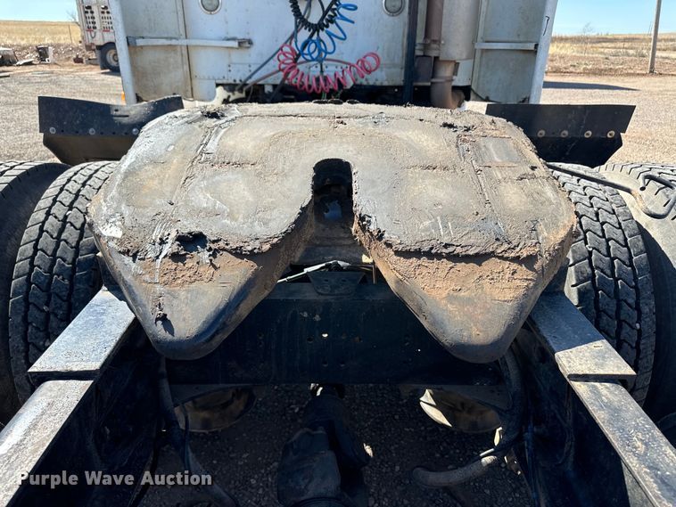 image for item OA9746 2001 Freightliner FLD semi truck