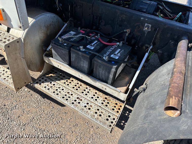 image for item OA9746 2001 Freightliner FLD semi truck