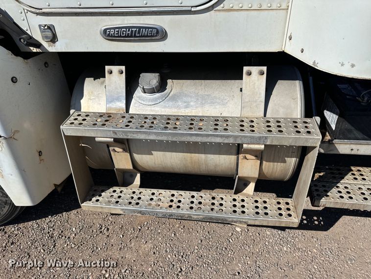 image for item OA9746 2001 Freightliner FLD semi truck