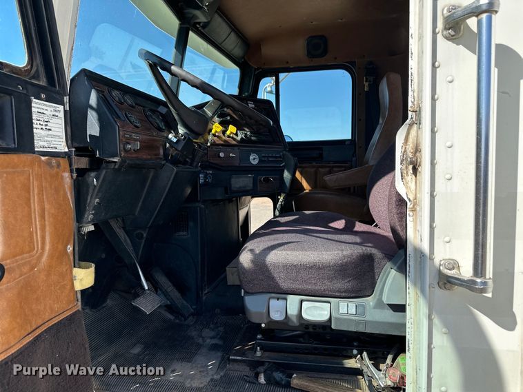 image for item OA9746 2001 Freightliner FLD semi truck