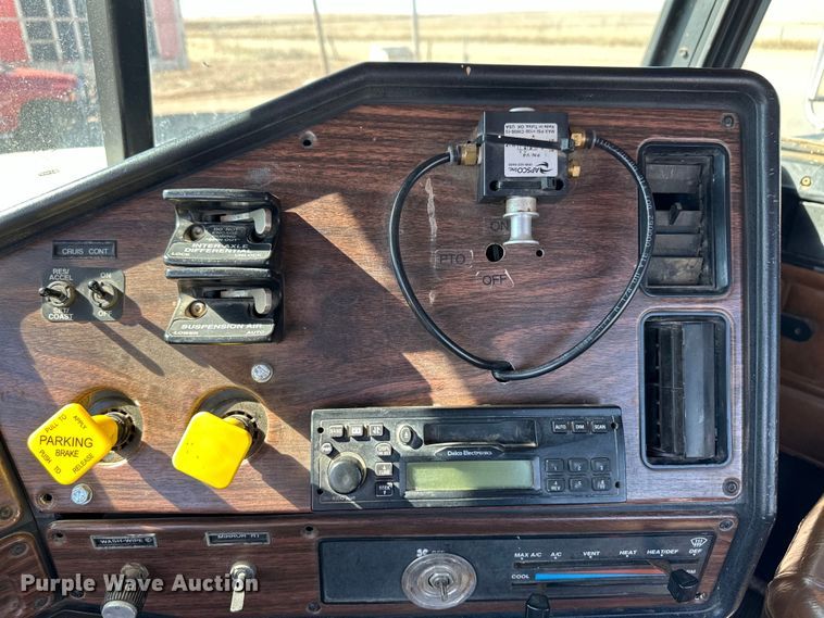 image for item OA9746 2001 Freightliner FLD semi truck