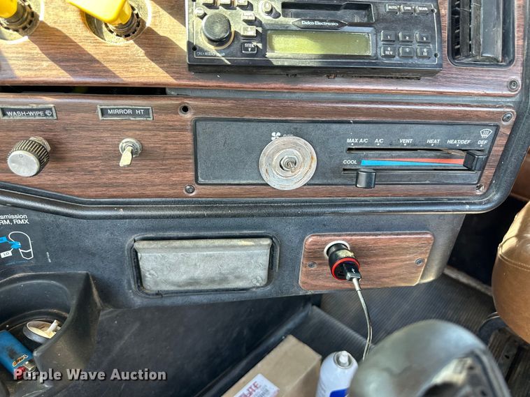 image for item OA9746 2001 Freightliner FLD semi truck