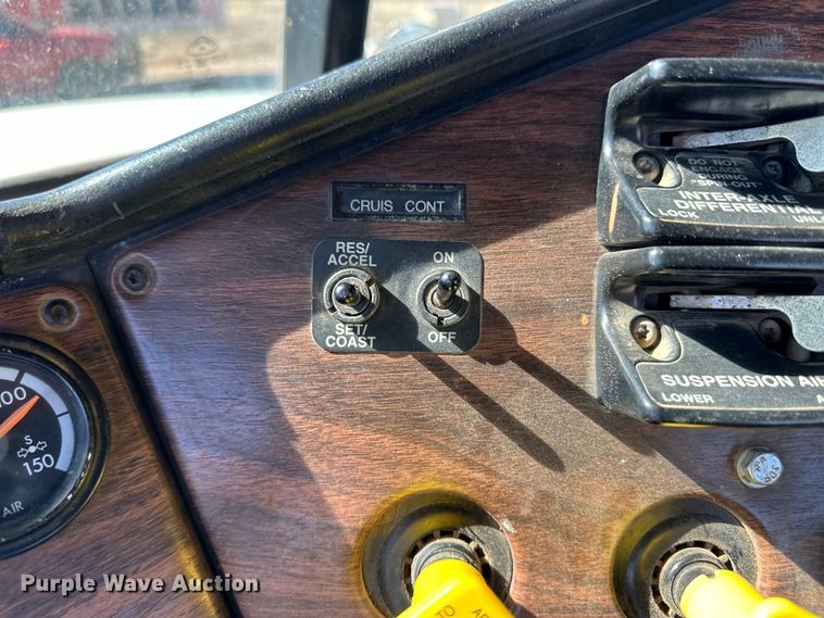 image for item OA9746 2001 Freightliner FLD semi truck