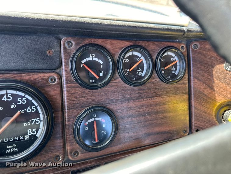 image for item OA9746 2001 Freightliner FLD semi truck