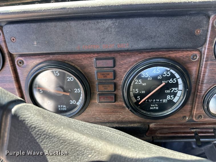 image for item OA9746 2001 Freightliner FLD semi truck