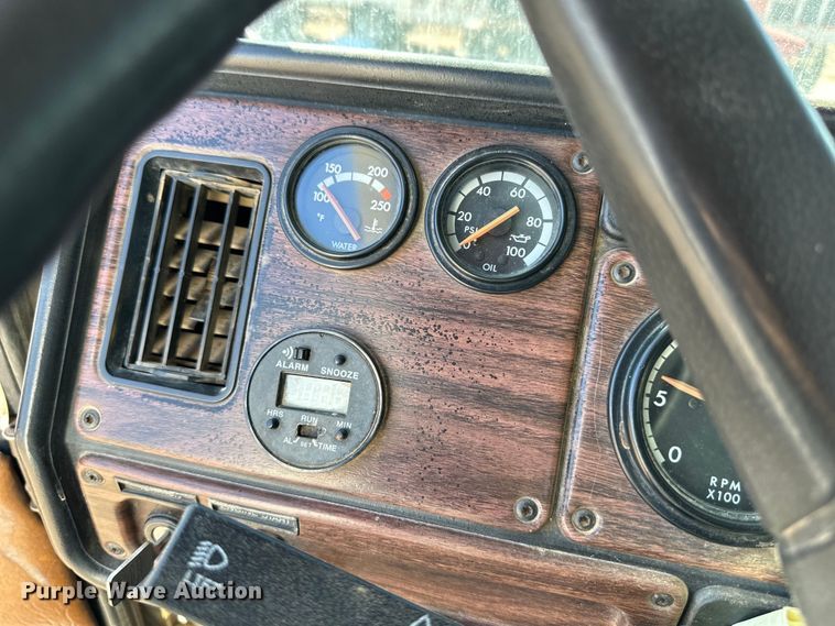 image for item OA9746 2001 Freightliner FLD semi truck