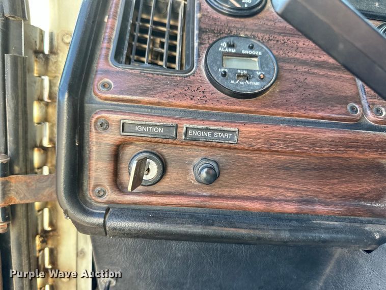 image for item OA9746 2001 Freightliner FLD semi truck