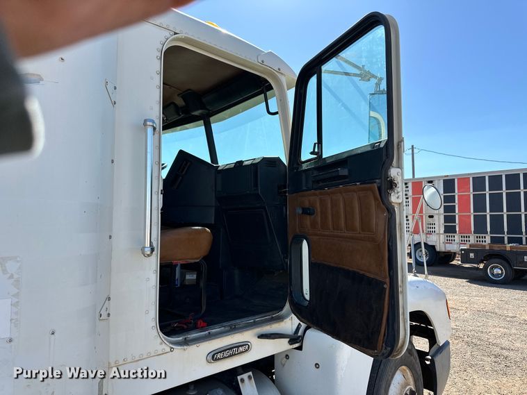 image for item OA9746 2001 Freightliner FLD semi truck