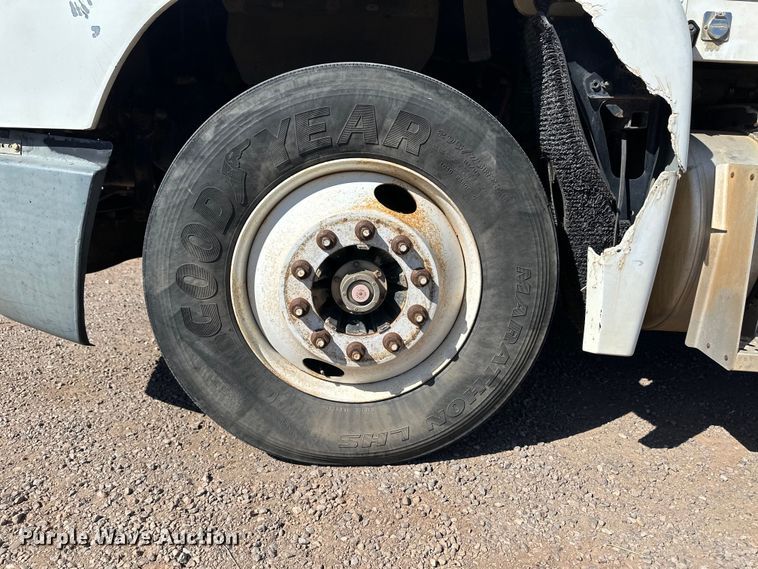 image for item OA9746 2001 Freightliner FLD semi truck