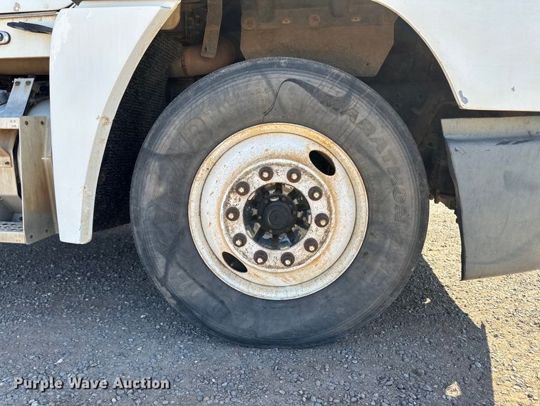 image for item OA9746 2001 Freightliner FLD semi truck