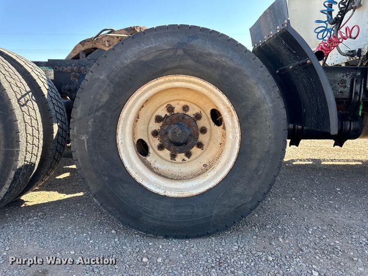 image for item OA9746 2001 Freightliner FLD semi truck