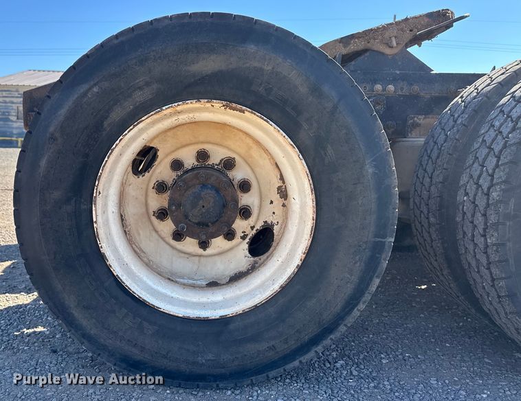 image for item OA9746 2001 Freightliner FLD semi truck