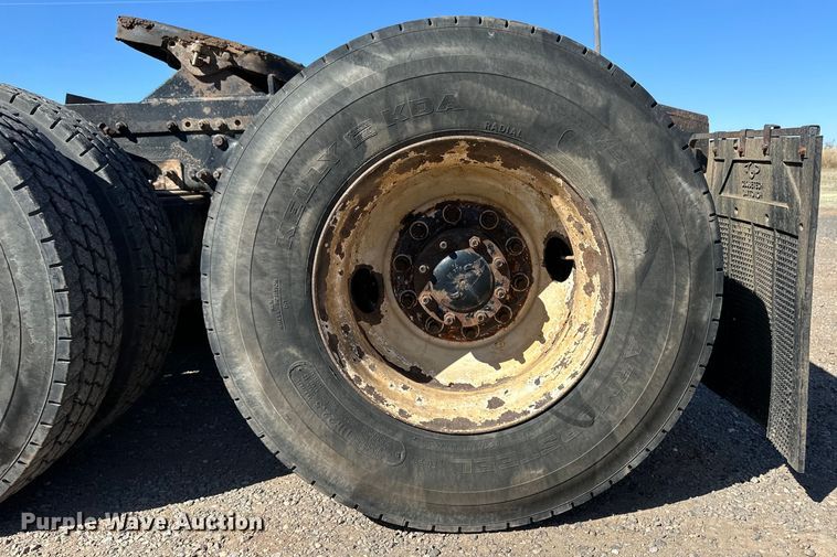 image for item OA9746 2001 Freightliner FLD semi truck