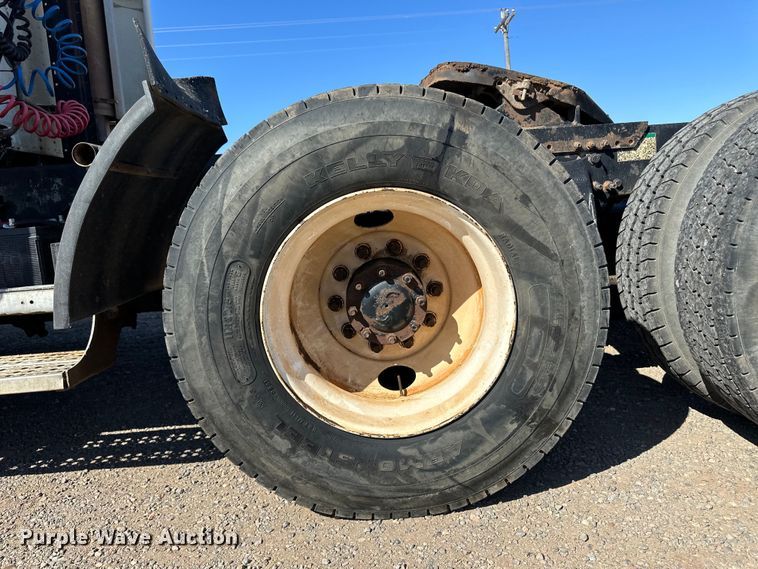 image for item OA9746 2001 Freightliner FLD semi truck