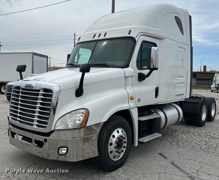 image for item OF9349 2016 Freightliner  Cascadia semi truck