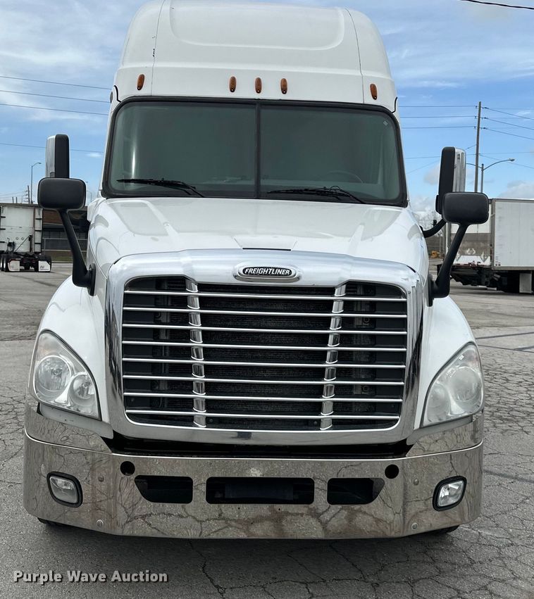 image for item OF9349 2016 Freightliner  Cascadia semi truck