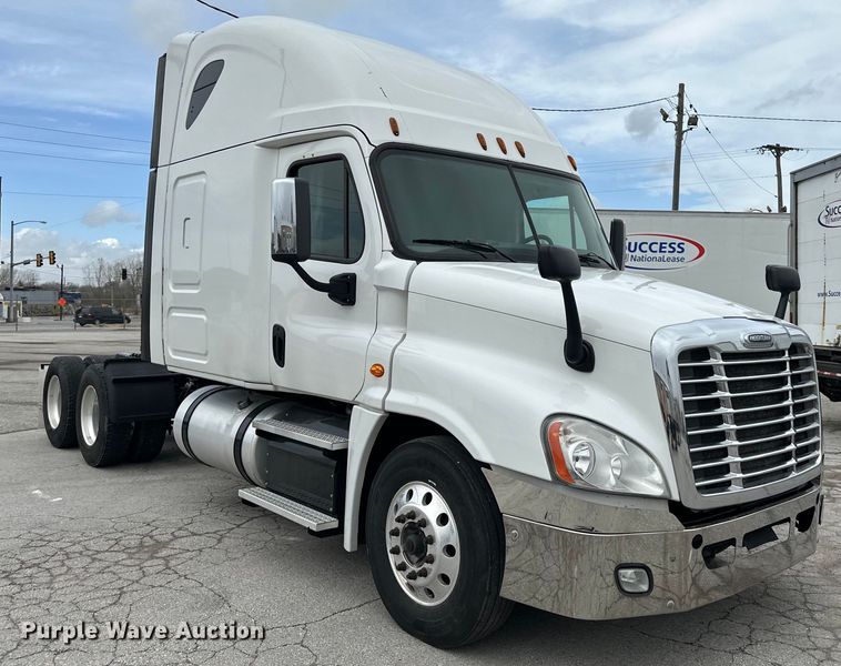 image for item OF9349 2016 Freightliner  Cascadia semi truck