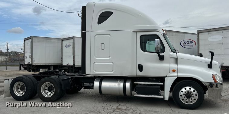 image for item OF9349 2016 Freightliner  Cascadia semi truck