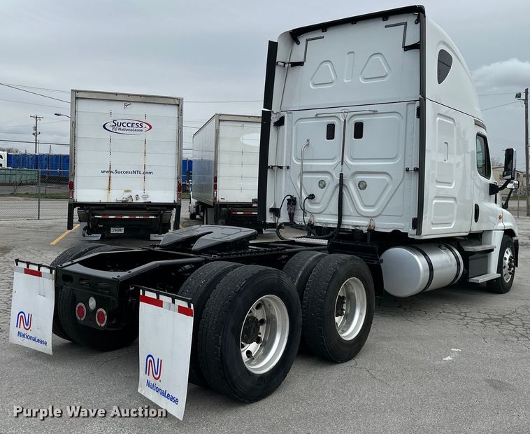 image for item OF9349 2016 Freightliner  Cascadia semi truck