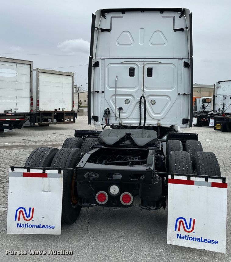 image for item OF9349 2016 Freightliner  Cascadia semi truck