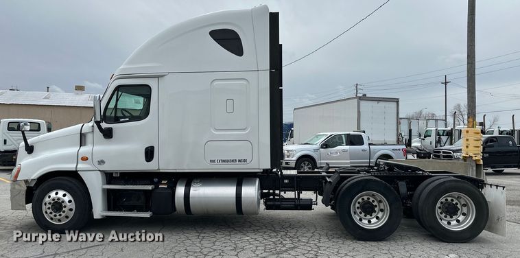 image for item OF9349 2016 Freightliner  Cascadia semi truck