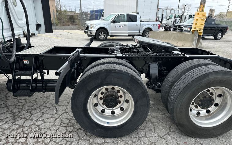 image for item OF9349 2016 Freightliner  Cascadia semi truck