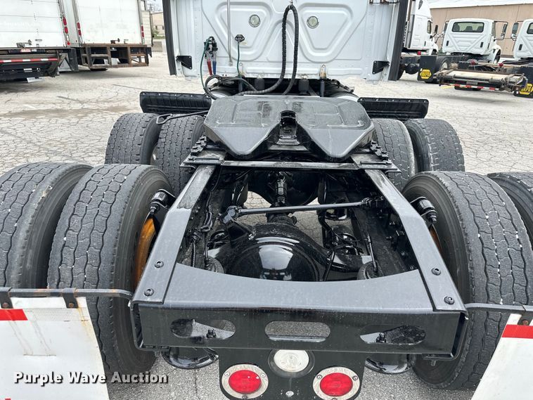 image for item OF9349 2016 Freightliner  Cascadia semi truck