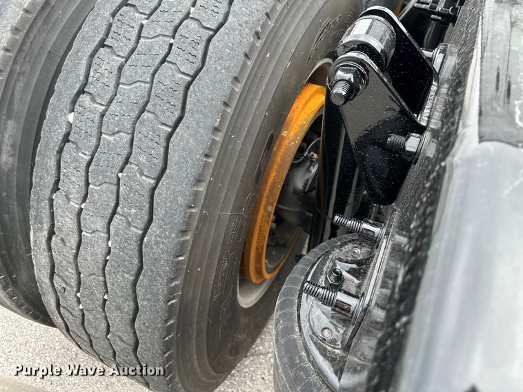 image for item OF9349 2016 Freightliner  Cascadia semi truck