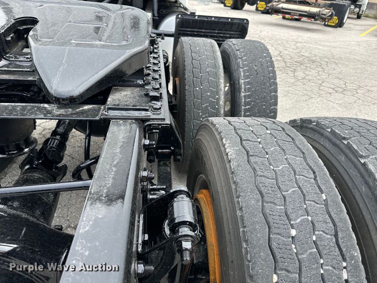 image for item OF9349 2016 Freightliner  Cascadia semi truck